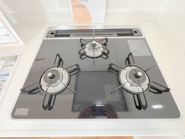 昭島市美堀町2丁目　中古戸建のキッチン|三口ガスコンロ