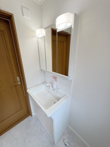 昭島市美堀町2丁目　中古戸建の独立洗面台|新規交換済みの洗面台☆三面鏡タイプ洗面化粧台｡鏡の角度を変えることで身だしなみチェックしやすいです◎