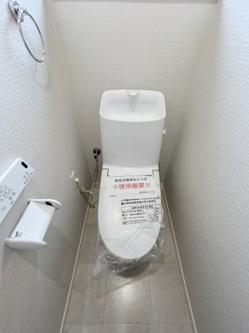 昭島市美堀町2丁目　中古戸建のトイレ|新規交換済みの温水シャワートイレ(1階)