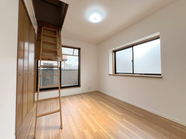 昭島市美堀町2丁目　中古戸建の洋室|【洋室1】家族の荷物が増えても安心の屋根裏収納を確保！住まいをすっきり保てます。