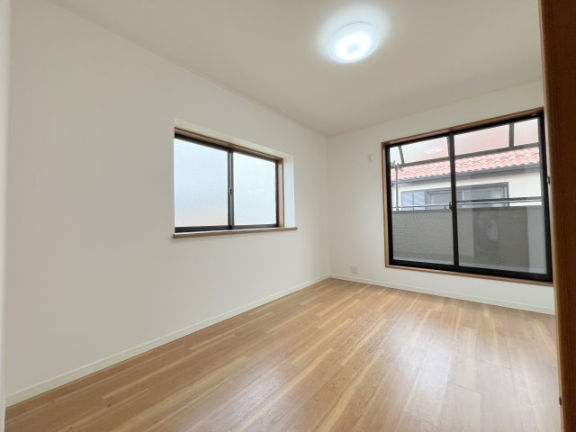 昭島市美堀町2丁目　中古戸建の洋室|【洋室2】6帖　バルコニーに面した明るい室内♪