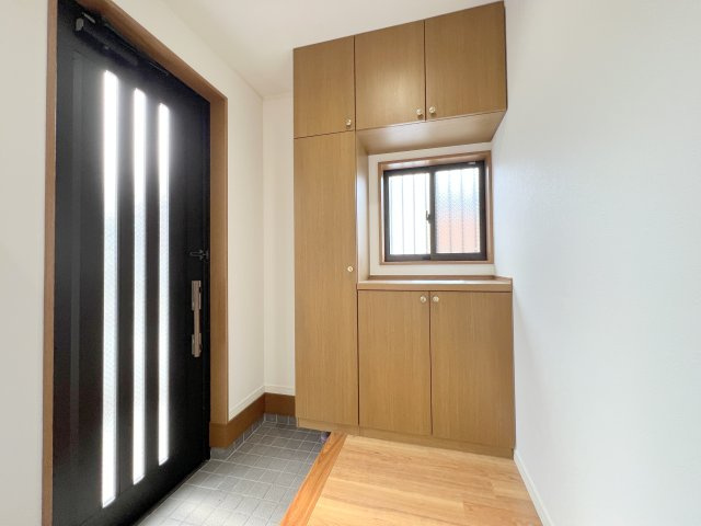 昭島市美堀町2丁目　中古戸建の玄関|収納たっぷりシューズボックス付き。