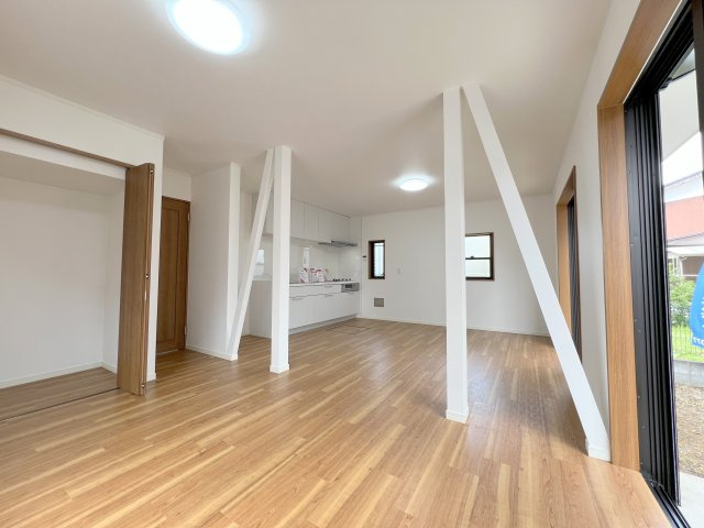 昭島市美堀町2丁目　中古戸建の居間・リビング|リビング収納を備え、掃除用品や日用品のストックなどをまとめて収納可能です。