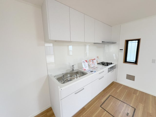 昭島市美堀町2丁目　中古戸建のキッチン|新規交換済みの白を基調としたキッチン。豊富な収納スペースを備え、調理器具や食器もすっきり整理できます。
