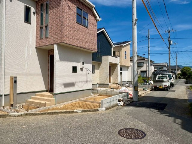 「太陽光搭載」高知市介良乙10期3棟3号棟の前面道路含む現地写真