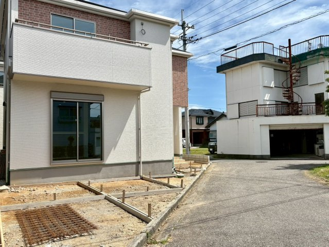 「太陽光搭載」高知市介良乙10期3棟3号棟の前面道路含む現地写真