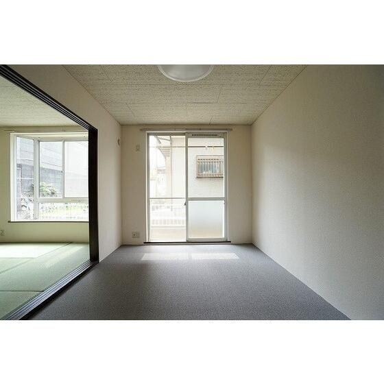 川崎市多摩区生田６丁目のアパートの居間・リビング