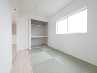 【和室】 | 中央市井之口 新築戸建全2棟 2号棟 常永駅歩7分 車3台 | 1階和室　5帖の洋風和室