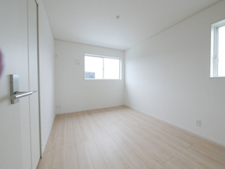 【洋室】 | 中央市井之口 新築戸建全2棟 2号棟 常永駅歩7分 車3台 | 2階　洋室6帖　角部屋です。