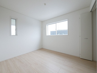 【洋室】 | 中央市井之口 新築戸建全2棟 2号棟 常永駅歩7分 車3台 | 2階　洋室5.2帖　南向きの部屋です