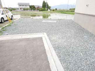 【駐車場】 | 中央市井之口 新築戸建全2棟 2号棟 常永駅歩7分 車3台 | 並列で2台駐車できます