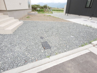 【駐車場】 | 中央市井之口 新築戸建全2棟 2号棟 常永駅歩7分 車3台 | 玄関前にも1台駐車駐車できます