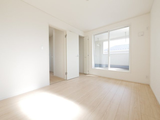 【洋室】 | 中央市西花輪 新築戸建全4棟 2号棟 車並列3台 敷地84坪 | 2階　西側洋室　6帖