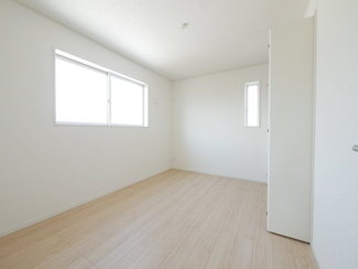 【洋室】 | 中央市西花輪 新築戸建全4棟 2号棟 車並列3台 敷地84坪 | 2階　東側洋室　6帖