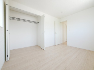 【洋室】 | 中央市西花輪 新築戸建全4棟 2号棟 車並列3台 敷地84坪 | 2階　東側洋室　6帖
