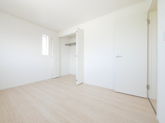 【洋室】 | 中央市西花輪 新築戸建全4棟 2号棟 車並列3台 敷地84坪 | 2階　東側洋室　6帖