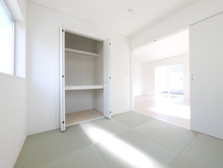 【和室】 | 中央市西花輪 新築戸建全4棟 2号棟 車並列3台 敷地84坪 | 1階　洋風和室　4.5帖