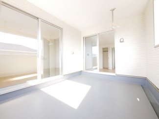【バルコニー】 | 中央市西花輪 新築戸建全4棟 2号棟 車並列3台 敷地84坪 | 広々屋根付きインナーバルコニー
