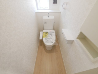 【トイレ】 | 中央市西花輪 新築戸建全4棟 2号棟 車並列3台 敷地84坪 | 1階トイレ　ウォシュレット付き