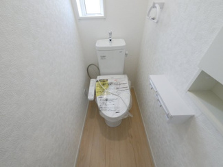 【トイレ】 | 中央市西花輪 新築戸建全4棟 2号棟 車並列3台 敷地84坪 | 2階トイレ　ウォシュレット付き