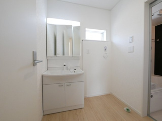 【独立洗面台】 | 中央市西花輪 新築戸建全4棟 2号棟 車並列3台 敷地84坪 | 三面鏡仕様の洗面台