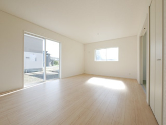 【居間・リビング】 | 中央市西花輪 新築戸建全4棟 2号棟 車並列3台 敷地84坪 | 南に面する明るいリビング