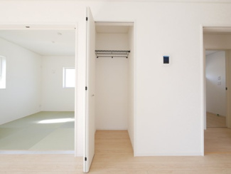 【収納】 | 中央市西花輪 新築戸建全4棟 2号棟 車並列3台 敷地84坪 | 便利なリビング収納