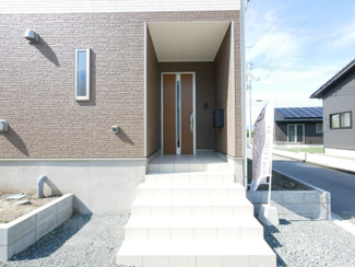 【玄関】 | 中央市西花輪 新築戸建全4棟 2号棟 車並列3台 敷地84坪 | 庇付きの玄関