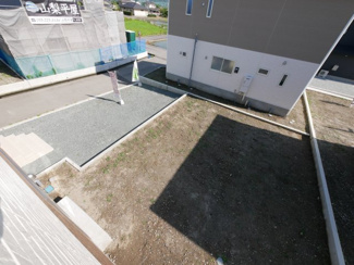【展望】 | 中央市西花輪 新築戸建全4棟 2号棟 車並列3台 敷地84坪 | バルコニーより駐車場、お庭を望む