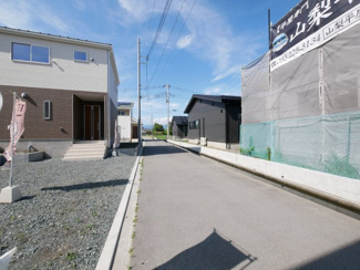 【前面道路含む現地写真】 | 中央市西花輪 新築戸建全4棟 2号棟 車並列3台 敷地84坪 | 前面道路