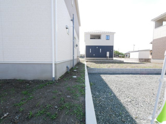 【周辺】 | 中央市西花輪 新築戸建全4棟 2号棟 車並列3台 敷地84坪 | 敷地南側境界
