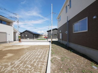 【周辺】 | 中央市西花輪 新築戸建全4棟 2号棟 車並列3台 敷地84坪 | 敷地北側境界
