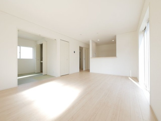 【居間・リビング】 | 中央市西花輪 新築戸建全4棟 2号棟 車並列3台 敷地84坪 | 16帖のリビング