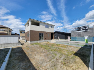 【外観】 | 中央市西花輪 新築戸建全4棟 2号棟 車並列3台 敷地84坪 | 並列三台駐車可能な駐車場の他に広々お庭付き