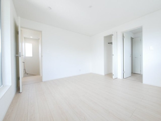 【洋室】 | 中央市西花輪 新築戸建全4棟 2号棟 車並列3台 敷地84坪 | 2階　洋室　8帖