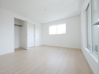 【洋室】 | 中央市西花輪 新築戸建全4棟 2号棟 車並列3台 敷地84坪 | 2階　洋室　8帖