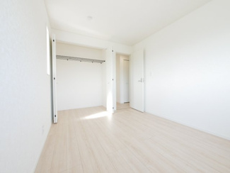 【洋室】 | 中央市西花輪 新築戸建全4棟 1号棟 車並列3台 敷地70坪 | 2階　6帖　洋室