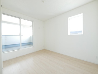 【洋室】 | 中央市西花輪 新築戸建全4棟 1号棟 車並列3台 敷地70坪 | 2階　6帖　洋室