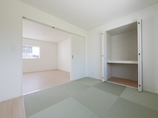 【和室】 | 中央市西花輪 新築戸建全4棟 1号棟 車並列3台 敷地70坪 | 1階　和室　5.2帖