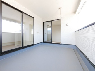 【バルコニー】 | 中央市西花輪 新築戸建全4棟 1号棟 車並列3台 敷地70坪 | 広々6帖サイズの屋根付きインナーバルコニー