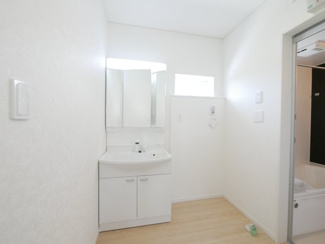 【独立洗面台】 | 中央市西花輪 新築戸建全4棟 1号棟 車並列3台 敷地70坪 | 広々洗面室　窓付きで換気もばっちりです。