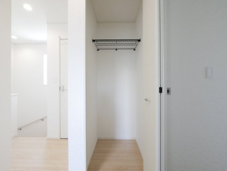 【収納】 | 中央市西花輪 新築戸建全4棟 1号棟 車並列3台 敷地70坪 | 2階　廊下収納　