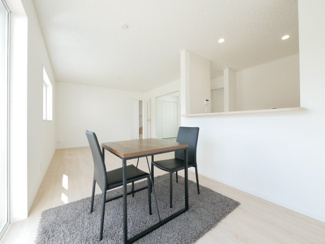 【居間・リビング】 | 中央市西花輪 新築戸建全4棟 1号棟 車並列3台 敷地70坪 | 便利なカウンターキッチン