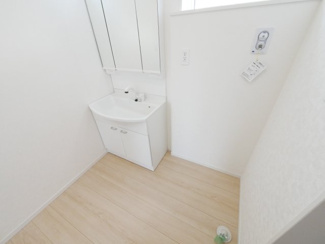 【独立洗面台】 | 中央市西花輪 新築戸建全4棟 1号棟 車並列3台 敷地70坪 | 充分な広さの洗面室