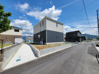 【前面道路含む現地写真】 | 中央市西花輪 新築戸建全4棟 1号棟 車並列3台 敷地70坪 | 敷地北側・南側は隣地通路の為、開放感あり。日当たりも良好です。