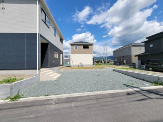【駐車場】 | 中央市西花輪 新築戸建全4棟 1号棟 車並列3台 敷地70坪 | 3台並列駐車可能な駐車場