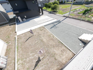 【展望】 | 中央市西花輪 新築戸建全4棟 1号棟 車並列3台 敷地70坪 | バルコニーよりお庭・駐車場を望む