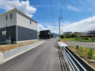 【前面道路含む現地写真】 | 中央市西花輪 新築戸建全4棟 1号棟 車並列3台 敷地70坪 | 前面道路