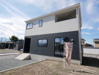 【外観】 | 中央市西花輪 新築戸建全4棟 1号棟 車並列3台 敷地70坪 | 飽きのこないシンプルモダンな外観