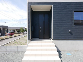 【玄関】 | 中央市西花輪 新築戸建全4棟 1号棟 車並列3台 敷地70坪 | モダンなデザインの玄関扉